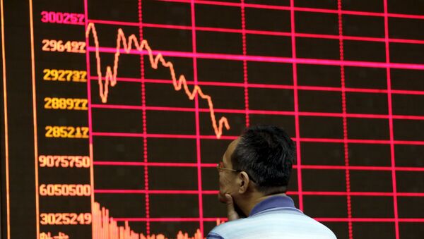An investor looks at an electronic board showing stock information of Shanghai Stock Exchange Composite Index at a brokerage house in Beijing, August 26, 2015 - Sputnik International
