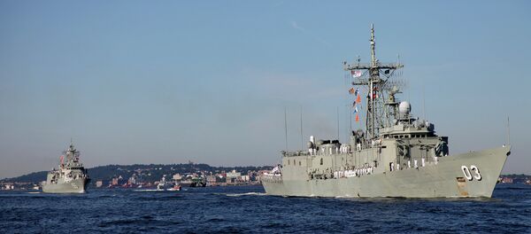 The Australian naval frigates HMAs Sydney, right, and HMAS Ballarat cruise into New York Harbor in New York Sunday, July 19, 2009 - Sputnik International