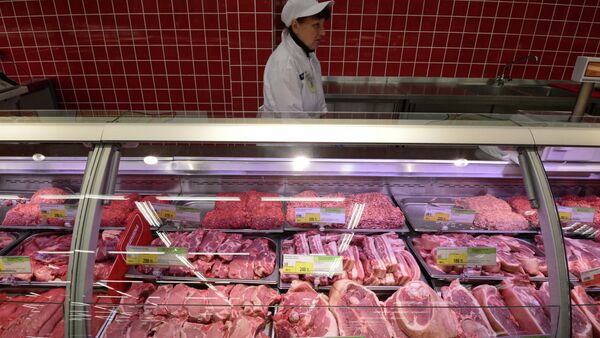 Meat section of the Lenta hypermarket in Novosibirsk. The Russian Government has imposed a ban on the imports of beef, pork, poultry, cheese, milk and fruit and vegetables from Australia, Canada, the European Union, the United States and Norway for one year - Sputnik International