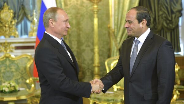 Russian President Vladimir Putin (L) shakes hands with his Egyptian counterpart Abdel Fattah al-Sisi during their meeting in Moscow, August 26, 2015 - Sputnik International