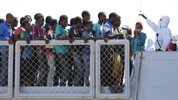 Migrants wait to disembark from an Italian navy vessel in the Sicilian harbour of Augusta, Italy, August 23, 2015 - Sputnik International
