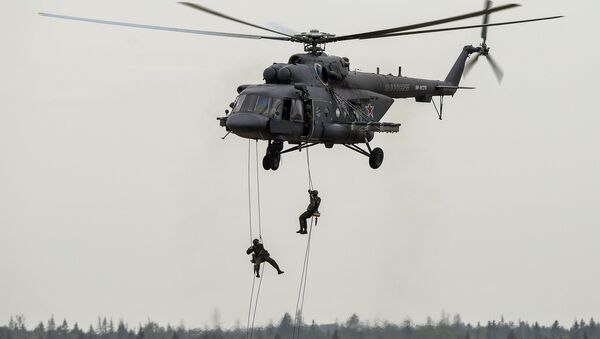 Troops land from a Mi-8AMTSh helicopter during a show at the ARMY 2015 International Military-Technical Forum held outside Moscow - Sputnik International