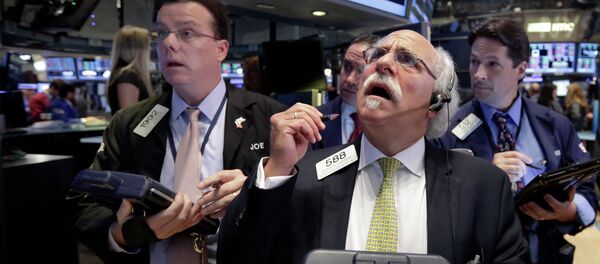 Peter Tuchman, foreground right, works with fellow traders on the floor of the New York Stock Exchange, Monday, Aug. 24, 2015 - Sputnik International