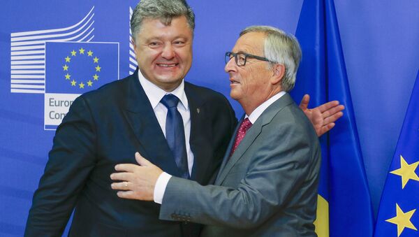 Ukraine's President Petro Poroshenko (L) is welcomed by European Commission President Jean-Claude Juncker ahead of their meeting at the EU Commission headquarters in Brussels, Belgium, August 27, 2015 - Sputnik International