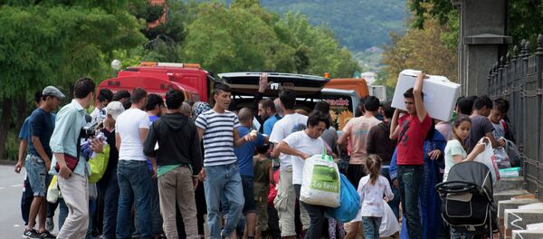Refugees are trying to salvage some free stuff donated by an unknown donor outside of Austria's main refugee processing centre in Traiskirchen on July 31, 2015 Refugees are trying to salvage some free stuff donated by an unknown donor outside of Austria's main refugee processing centre in Traiskirchen on July 31, 2015 - Sputnik International