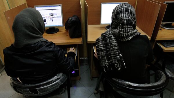 Iranian women use computers at an Internet cafe in central Tehran, Iran - Sputnik International
