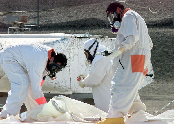 Workers at the Hanford Nuclear Reservation near Richland, Washton, measure for radiation and the presence of toxic vapors in March 2004. - Sputnik International