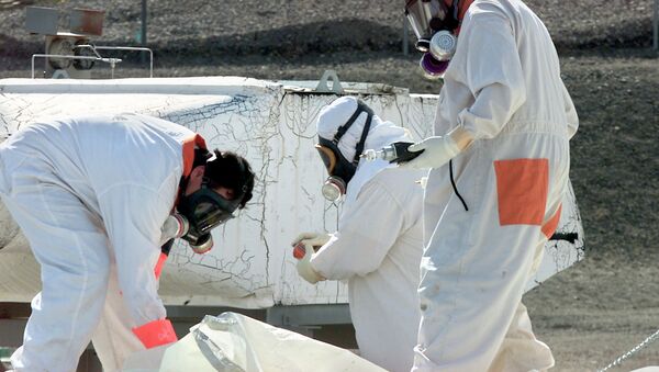 Workers at the Hanford Nuclear Reservation near Richland, Washton, measure for radiation and the presence of toxic vapors in March 2004. - Sputnik International