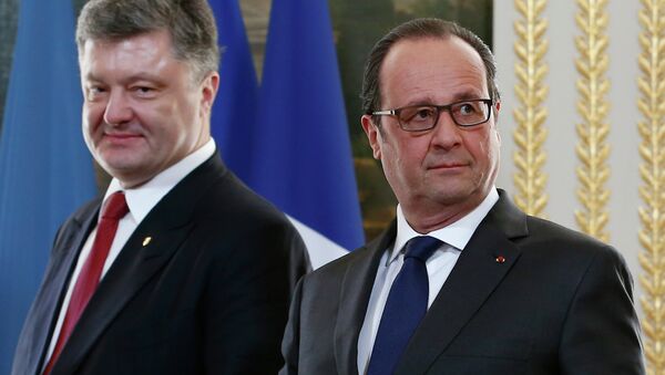 French President Francois Hollande (R) and Ukrainian President Petro Poroshenko (L) arrive for a diplomatic agreement signing ceremony after their meeting at the Elysee Palace in Paris, on April 22, 2015 - Sputnik International