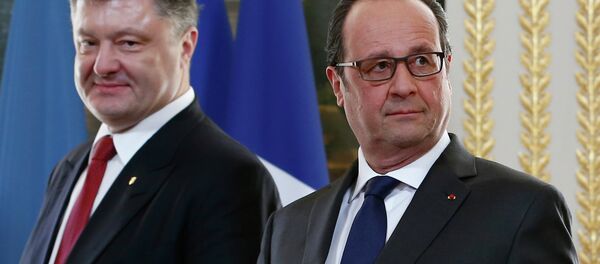 French President Francois Hollande (R) and Ukrainian President Petro Poroshenko (L) arrive for a diplomatic agreement signing ceremony after their meeting at the Elysee Palace in Paris, on April 22, 2015 - Sputnik International