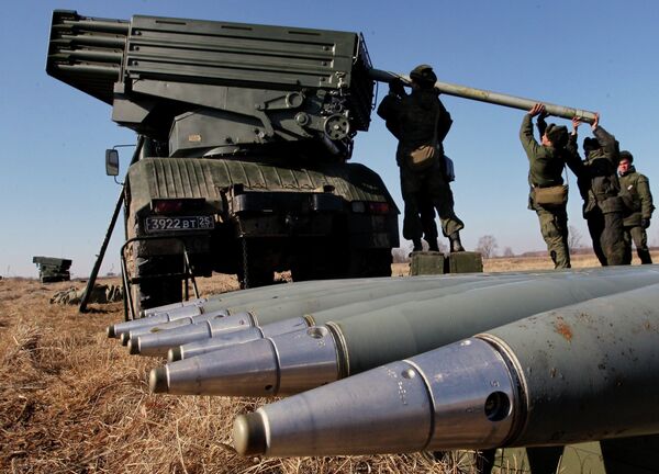 Troops load a Tornado artillery system during the artillery drill of the 5th Army at Sergeyevsky base, Primorsky Territory - Sputnik International
