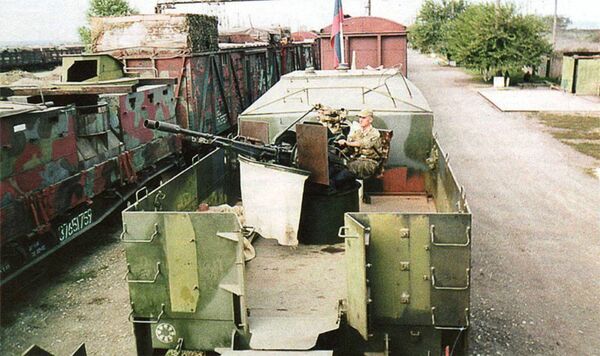 Placement of antiaircraft installation of a 12,7-mm machine gun of NSV on a armored platform of Armored train Terek - Sputnik International