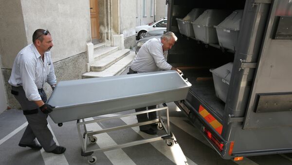 First 10 coffins with bodies of migrants who died in an abandoned lorry are unloaded from a van on August 28, 2015 for an investigation at a forensics institute in Vienna. - Sputnik International