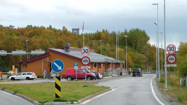 The Norwegian border crossing station at Storskog. The exact border is between the two pillars behind the black van. There is a Russian station further away. - Sputnik International
