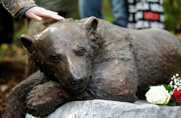A woman touches a monument to polar bear Knut after its unveiling at the Zoo in Berlin, Germany, Wednesday, Oct. 24, 2012 - Sputnik International