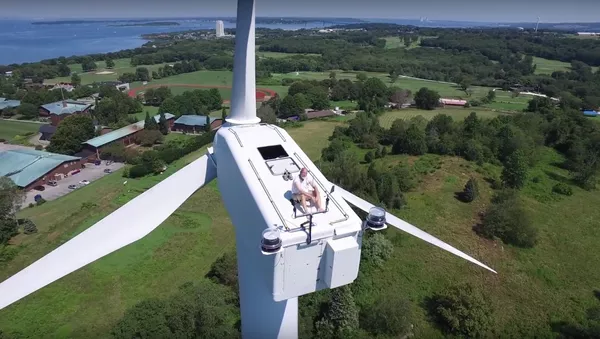 Drone Captures Man Sunbathing on Wind Turbine - Sputnik International