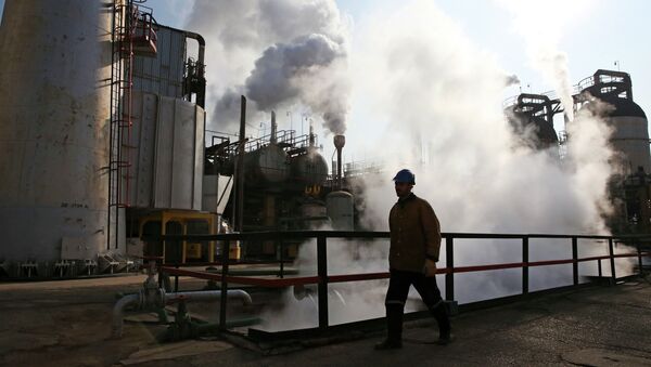 An Iranian oil worker walks in Tehran's oil refinery south of the capital Tehran, Iran, Monday, Dec. 22, 2014 - Sputnik International