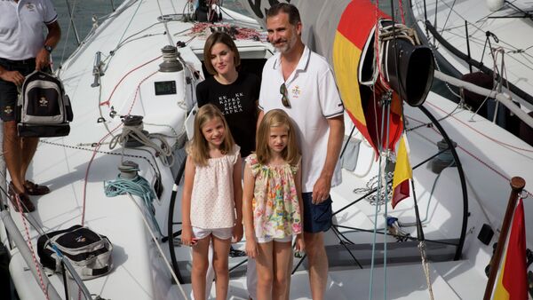 Spain's king Felipe (R), his wife Letizia (top L) and their daughters Leonor (bottom R) and Sofia pose on board of Aifos sailboat at the Royal Sailing Club before the start of the last day comptetition of Copa del Rey (King's Cup) regatta, in Palma de Mallorca on August 8, 2015 - Sputnik International
