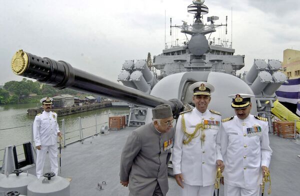 India Navy officers stand on the deck of INS Betwa in Calcutta, India, in July 2004. - Sputnik International