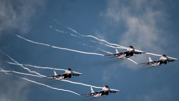 The Strizhi aerobatic team performs at the MAKS 2015 International Aviation and Space Salon in Zhukovsky outside Moscow - Sputnik International