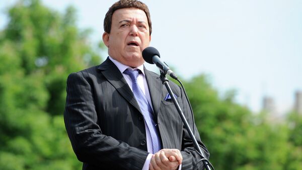 The singer Iosif Kobzon, Duma Vice-Speaker in charge of cultural matters, seen in Donetsk's Lenin Square on May 28 known now as Mourning Day commemorating victims of Ukrainian shooting - Sputnik International