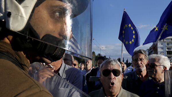 Riot police stand between anti-austerity and pro-EU protesters in front of the parliament building during a rally calling on the government to clinch a deal with its international creditors and secure Greece's future in the eurozone in Athens, Greece, in this June 22, 2015 file photo - Sputnik International