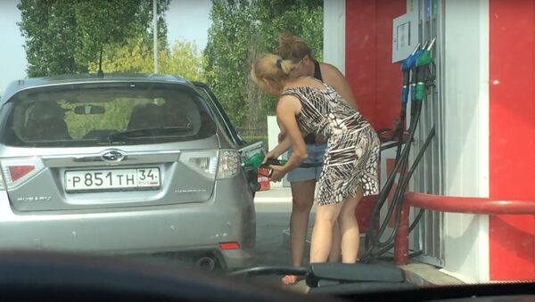 Two blondes at gas station - Sputnik International