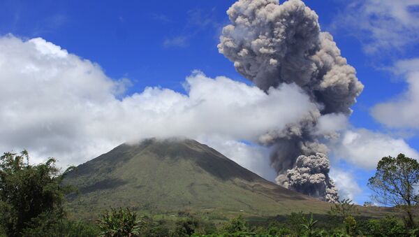 The Lokon volcano spewing hot smoke in the air. - Sputnik International