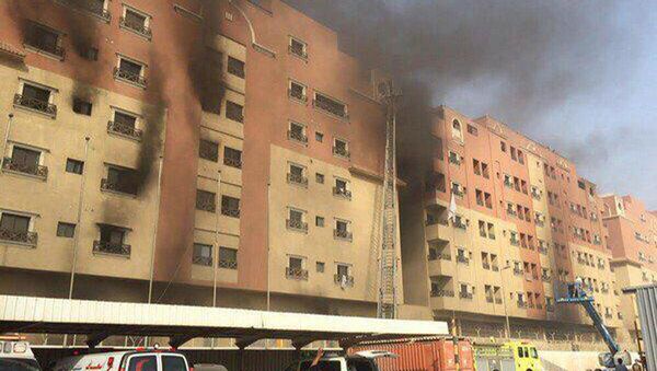 Smoke billows from a residential complex in Khobar - Sputnik International