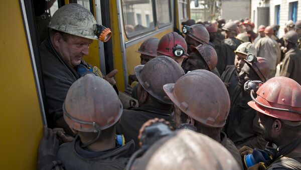 Ukrainian coal miners jokingly block a colleague from the next shift from getting off a bus at a coal mine outside Donetsk, Ukraine - Sputnik International