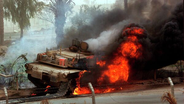 Huge flames come out of a US Abrams battle tank. - Sputnik International