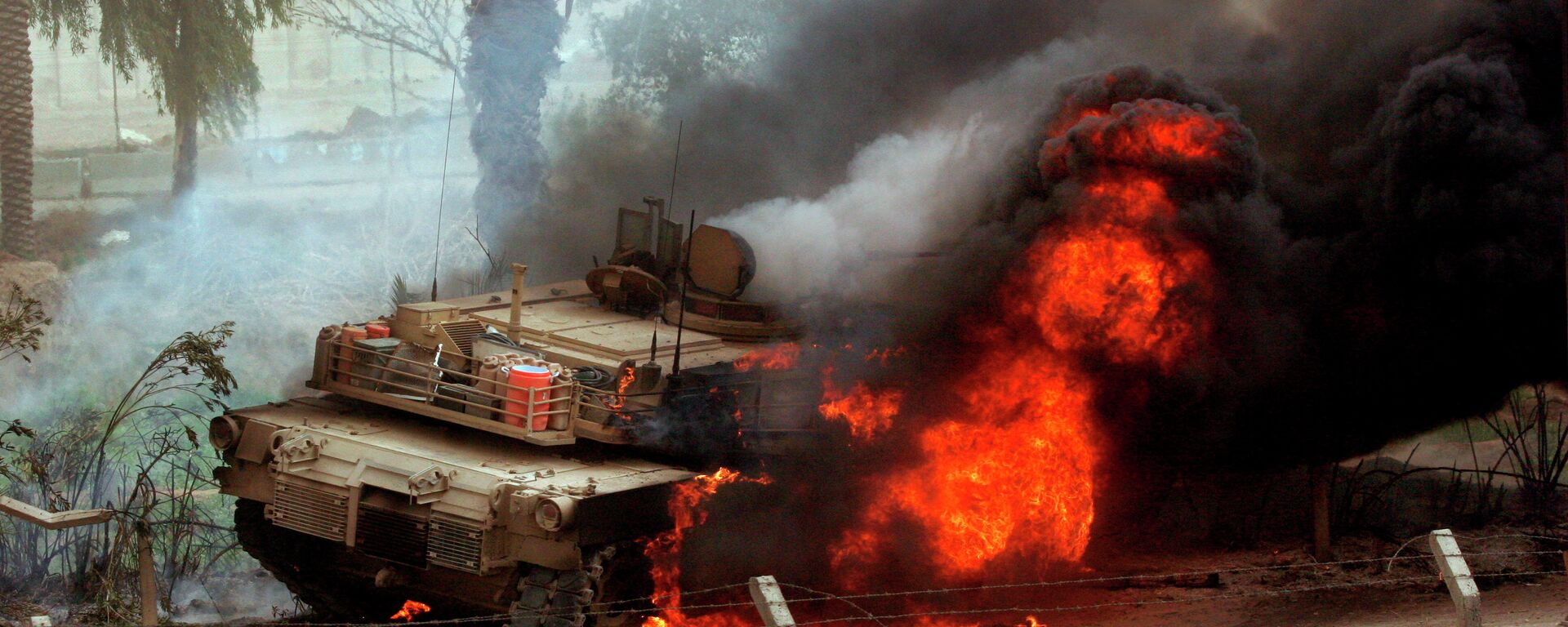 Huge flames come out of a US Abrams battle tank. - Sputnik International, 1920, 04.01.2024