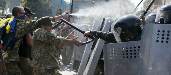 Demonstrators, who are against a constitutional amendment on decentralization, clash with police outside the parliament building in Kiev - Sputnik International