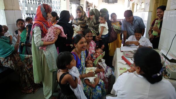 Indian women wait to get their infants immunized as part of  an immunization drive at a government hospital in Allahabad, India. - Sputnik International