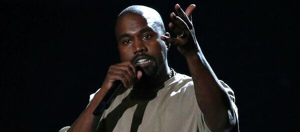 Kanye West accepts the Video Vanguard Award at the 2015 MTV Video Music Awards in Los Angeles, California, August 30, 2015 - Sputnik International