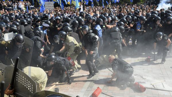 Injured police officers scream in pain as they fall, shortly after an explosion outside the parliament building in Kiev, Ukraine, August 31, 2015 - Sputnik International