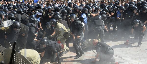 Injured police officers scream in pain as they fall, shortly after an explosion outside the parliament building in Kiev, Ukraine, August 31, 2015 - Sputnik International