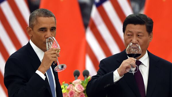 U.S. President Barack Obama, left, and Chinese President Xi Jinping drink a toast at a lunch banquet in the Great Hall of the People in Beijing Wednesday, Nov. 12, 2014. - Sputnik International