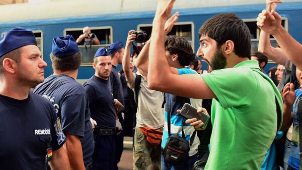 Migrants protest at the Eastern (Keleti) railway station of Budapest on September 1, 2015, during the evacuation of the railway station by local police. - Sputnik International