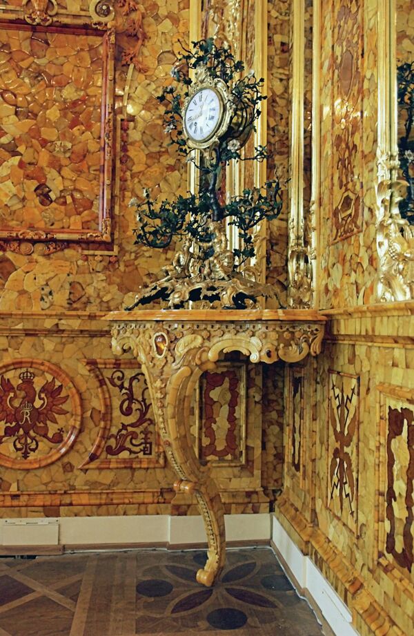 The famous Amber Room in Catherine Palace near St. Petersburg, Pushkin. Clock The famous Amber Room in Catherine Palace near St. Petersburg, Pushkin. Clock - Sputnik International