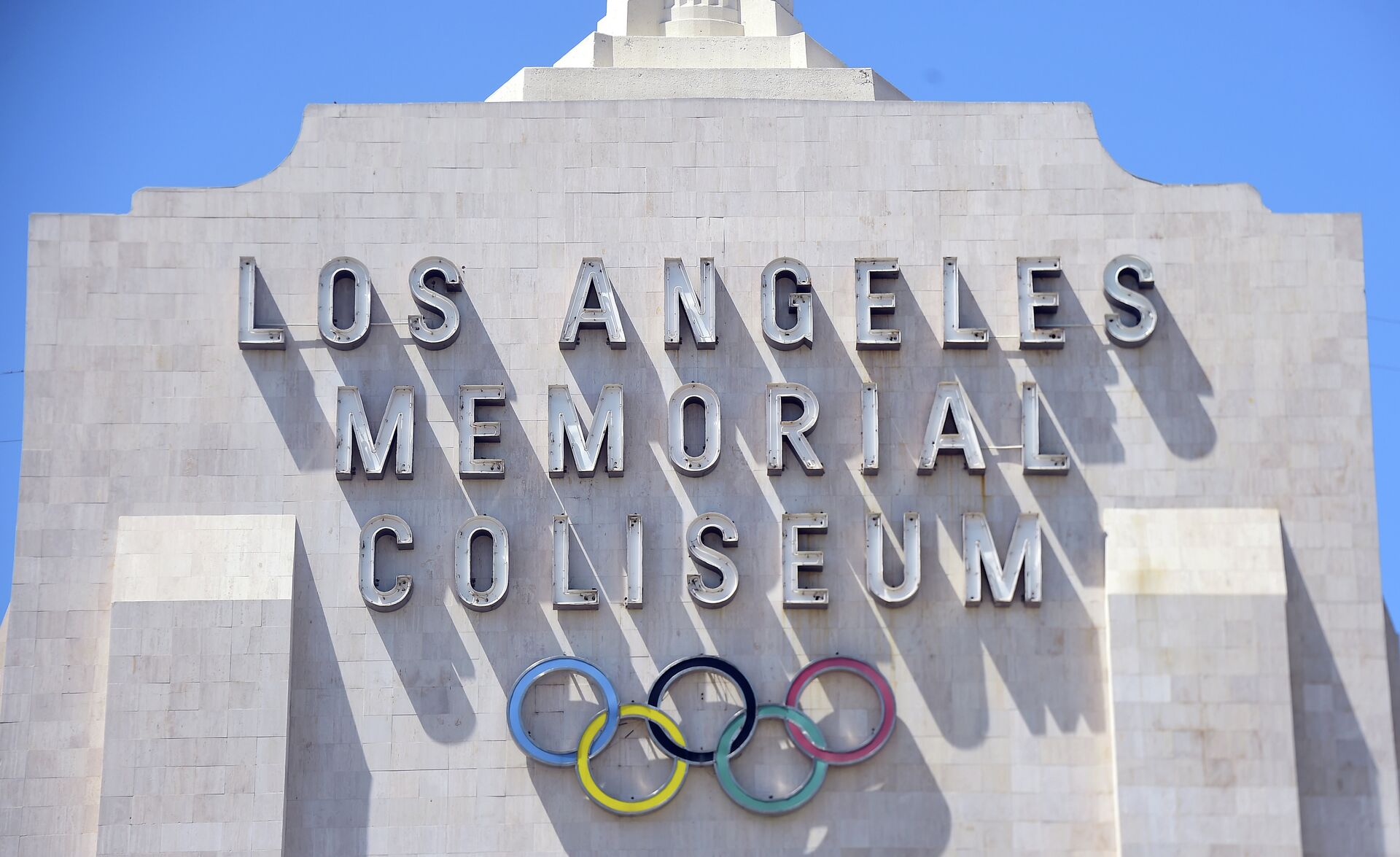 A worker manouevers is vehicle past an entrance to the Los Angeles Coliseum, which played host to the 1932 and 1984 Summer Olympics, in Los Angeles, California on August 31, 2015 - Sputnik International, 1920, 13.02.2022
