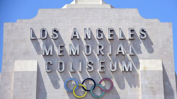 A worker manouevers is vehicle past an entrance to the Los Angeles Coliseum, which played host to the 1932 and 1984 Summer Olympics, in Los Angeles, California on August 31, 2015 - Sputnik International