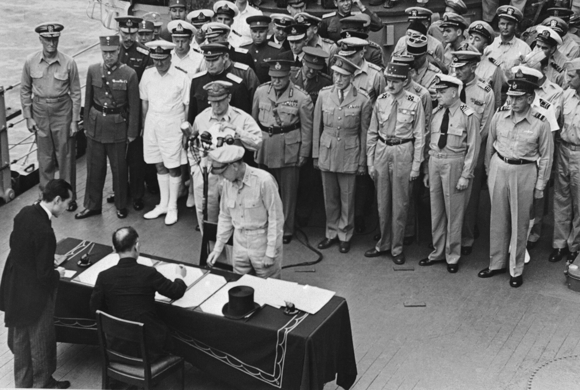 Mamoru Shigemitsu signs the unconditional surrender papers for Emperor Hirohito, thus committing Japan to accept the Potsdam Declaration. - Sputnik International, 1920, 12.09.2023