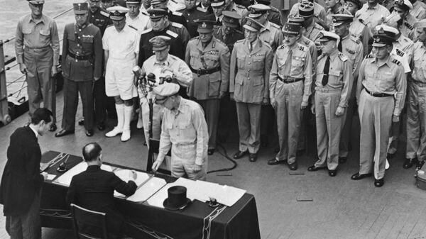 Mamoru Shigemitsu signs the unconditional surrender papers for Emperor Hirohito, thus committing Japan to accept the Potsdam Declaration. - Sputnik International