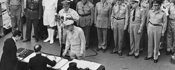 Mamoru Shigemitsu signs the unconditional surrender papers for Emperor Hirohito, thus committing Japan to accept the Potsdam Declaration. Mamoru Shigemitsu signs the unconditional surrender papers for Emperor Hirohito, thus committing Japan to accept the Potsdam Declaration. - Sputnik International