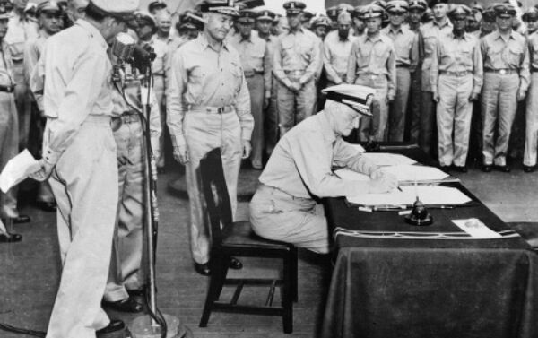 Admiral Chester Nimitz, representing the United States, signs the instrument of surrender. - Sputnik International