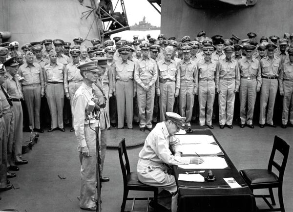 Gen. Douglas MacArthur signs the Japanese surrender documents, September 2, 1945, aboard the USS Missouri in Tokyo Bay.  - Sputnik International