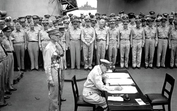 Gen. Douglas MacArthur signs the Japanese surrender documents, September 2, 1945, aboard the USS Missouri in Tokyo Bay. - Sputnik International