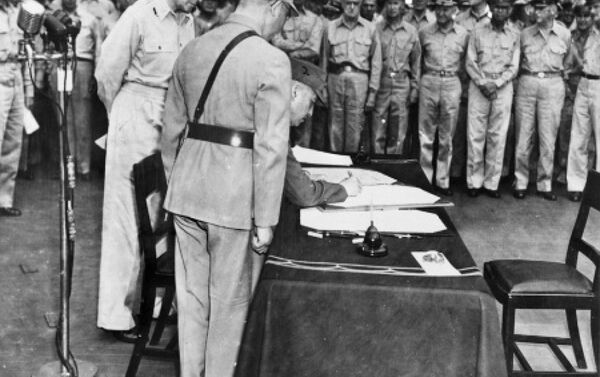 General Hsu Yung-Chang, representing Republic of China, signs the instrument of surrender. - Sputnik International