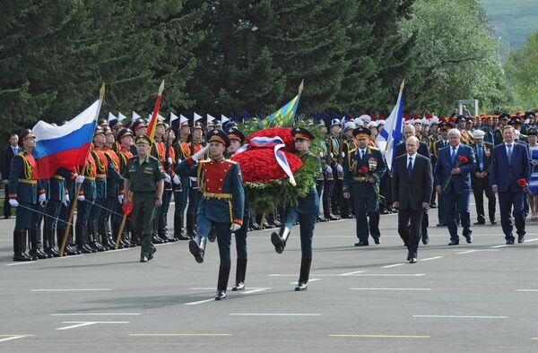 On the day of the 70th anniversary of the end of WWII, President Vladimir Putin, third from right, takes part in a wreath-laying ceremony by the Trans-Baikal Residents' Military and Labour Glory memorial. On the day of the 70th anniversary of the end of WWII, President Vladimir Putin, third from right, takes part in a wreath-laying ceremony by the Trans-Baikal Residents' Military and Labour Glory memorial. - Sputnik International